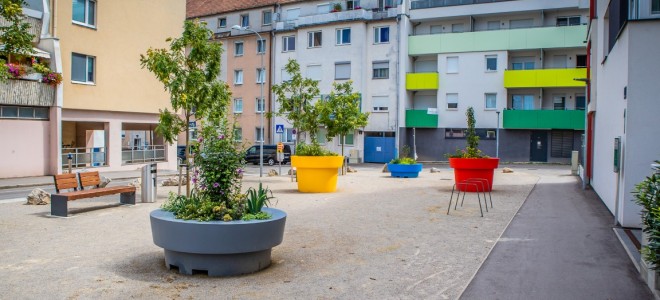 Pokolorować miejską przestrzeń. Donice miejskie z funkcją stołu i siedziska